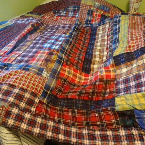 Flannel quilt, 70" x 64" exaggerated Log Cabin pattern one side; Amish bars back - Picture 3 of 5